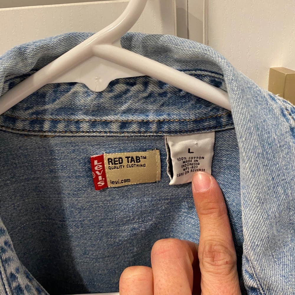 Men's Size Large Like new Classic Levi denim shirt - Picture 3 of 4